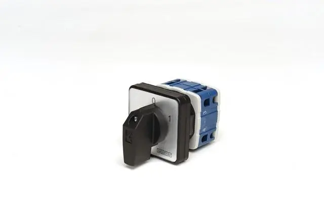 Переключатель двухпозиционный (0-1) 3 полюса+нейтраль 10А EMAS PSA010AK831S
